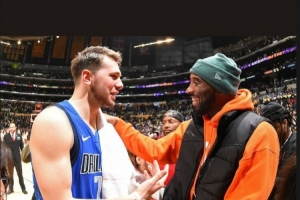 6年前的今天 科比带Gigi来看球 在场边用东契奇母语和他喷垃圾话