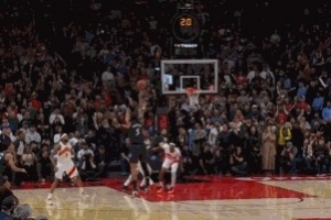 没有奇迹！班凯罗弧顶绝杀三分球可惜偏出