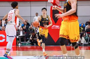 还没打开状态！庞峥麟半场出战15分钟 4中2拿到6分3助攻