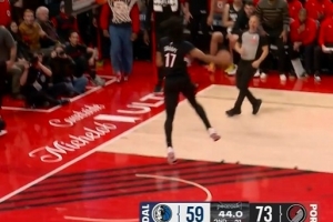 个人秀！谢顿·夏普抢断反击一条龙 起飞奉献大风车扣篮