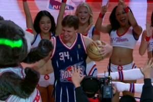 我们何时有？火箭球迷中场Logo三分打板命中 喜获25000美元大奖