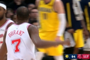 轻轻松松！杜兰特突破迎着多人包夹抛投拿下个人第30分