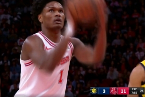 一往无前！阿门起飞隔着3人防守想扣篮 最终造成杀伤2罚全中