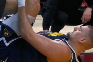 别有事啊！约基奇被斯潘塞·琼斯误伤踩到脚踝 疑似膝盖过度伸展