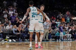 双枪效率不高！三球23中9砍下26+7&6次失误 米勒22中9空砍31+8+5