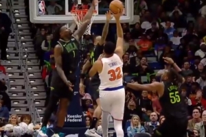 劈头盖脸！唐斯虚晃后试图抛投 锡安斜刺杀出送排球大帽！