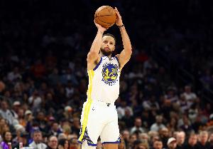 库里第25次在30分钟内砍下25+5三分 历史最多 克莱23次第二多