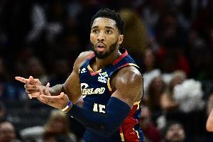 没手感！米切尔12中3拿到10分7助 三分9中2&但正负值+15最高