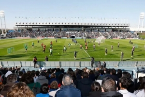 马卡：皇马本周二举行圣诞公开训练，姆巴佩等球员与球迷签名合影