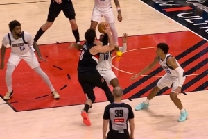 不灵了？阿夫迪亚突破吃进攻犯规！同样动作造威少犯规搏罚球绝杀