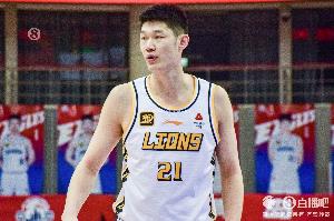 终结很稳定！胡金秋半场几乎打满 6中4拿到8分2篮板