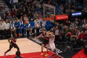 CBA强度😂！杨瀚森抢板卡位不小心肘到加福德面部 没人看见🙈