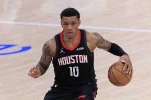 高炮台！小贾巴里·史密斯16中8拿21分10板 连续6场15+创个人新高