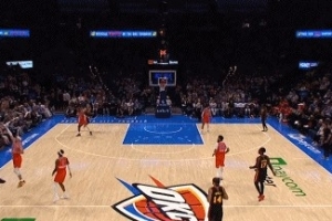 这都能进！亚历山大-沃克跑动中顶着防守 中线左手扔进压哨三分