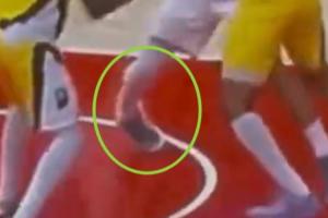 😌问题不大！亚当斯卡位自己崴脚 跑动数回合无明显跛行