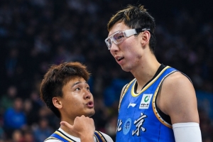 若陈盈骏明夏续签两年顶薪 28年赵睿周琦小曾一起拿顶薪可能性大