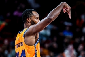 面对旧主！弗格替补19分钟 7中3&三分5中2拿到12分2助攻