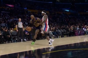 老冤家了！詹姆斯突破造成斯图尔特个人第4次犯规