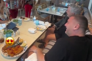 两位传奇10号！托蒂和巴乔亮相迪拜世界体育峰会，一同吃饭看演出