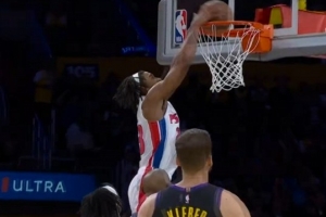 压迫性十足！小史密斯被萨瑟单断 艾维得球暴扣