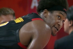 频频上演暴扣！卡巴半场打9分钟7中6砍全队最高13分 送出2记大帽