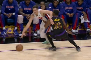 亏麻了！斯玛特被邓罗肘破脑袋还被吹犯规 抱怨再吃一个技术犯规