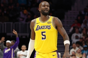 湖媒：艾顿只是球队的短期人选 湖人想要3D侧翼 休赛期再搞来中锋