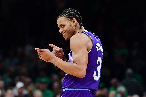 生猛！基昂特·乔治半场15中8砍下23分3板4助 三分7中4