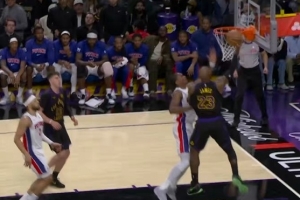 百分连线！东契奇击地漂传助攻詹姆斯对抗上篮得分