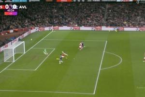 世界级的防守！萨利巴极限解围对手空门良机，边裁举旗示意越位