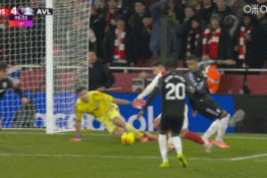 给留面子？林德洛夫补时阶段本方禁区内抬手封堵足球，裁判无表示