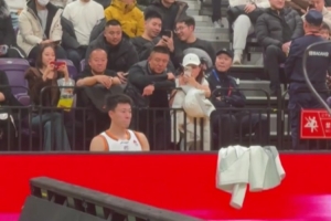 有心了！辽篮主场大屏幕播放致敬张镇麟&弗格视频 张镇麟感动落泪