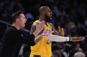 詹姆斯：本赛季我主要是打无球 如果教练让我持球我也可以这样做