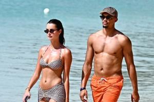 养伤中👀阿诺德与女友前往巴巴多斯度假，女友身着性感比基尼