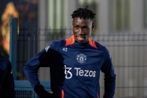 博主：19岁青训小将塞库·科内预计今晚将入选曼联大名单