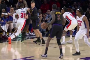 铜皮铁骨！詹姆斯被拽胳膊后表情痛苦 但稍作调整旋即回到赛场