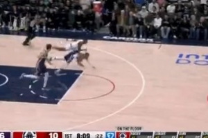 追尾全责！威少后场接球突然减速造成邓恩犯规