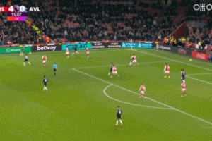 忙碌了一天又白忙😶拉亚补时近距离神扑，1分钟后被穿裆致丢球