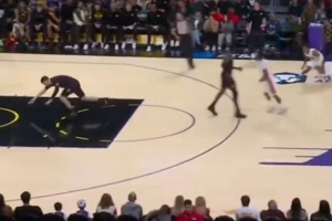 冒充职业球员？拉拉维亚自己运球砸脚出界 踉踉跄跄差点趴地上