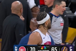 东契奇笑纳1分！康宁汉姆半场结束前0.5秒抱怨吃到技术犯规