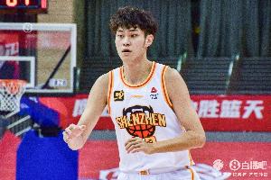 手挺有活！王浩然半场5中3拿到8分3板2助1断 但第二节没有出手