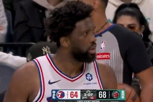 积极性可嘉！韦尔斯上篮被恩比德大帽 后者还飞身倒地救球！