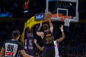 连续上分！东契奇单臂抛投2+1&加长三分独得6分追平活塞