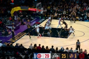 炉火纯青！詹姆斯持球单打 转身后仰跳投稳稳命中