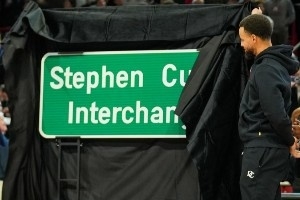 有说法！库里回母校上脚AJ 6胭脂红！学生时期他曾穿此款拍宣传照