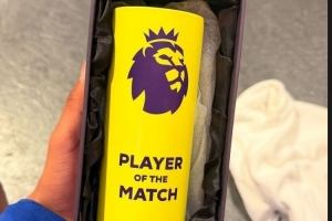 埃斯特旺晒全场最佳奖杯：今年最后一场比赛，感谢上帝赐予的一切