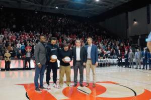 😉梦开始的地方！库里回到戴维森学院引全场欢呼 上脚AJ6胭脂