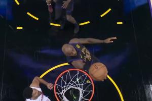 41岁第一分！斯玛特抢断 詹姆斯后场启动极速飞驰反手上篮打进