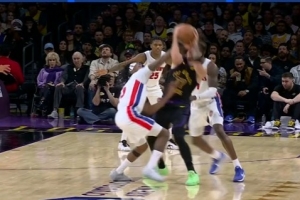 得不偿失！霍兰逼抢东契奇犯规 东契奇扇倒前者回送技犯