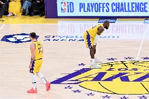 湖媒：东詹同时在场70%的时间让詹姆斯蹲底角 简直是对他的侮辱